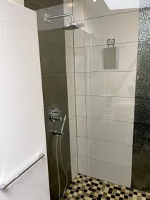 Beautiful ground floor apartment with free parking - Image 5