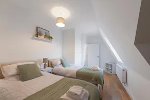 Spacious Two Bed loft Apartment - Image 5