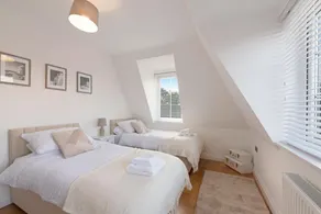 Spacious Two Bed loft Apartment - Image 3