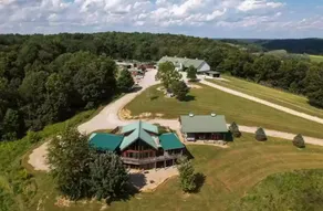 Luxury Lodge Hocking Hills w/ Hot Tub & Game Room - Image 4