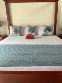 Cozy Oceanview Room at Hidden Treasure Villas - Image 4