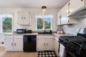 Cheerful Henrietta 4BDRM. w/Garage - Pets welcome! - Image 3