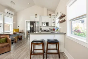 Modern 1-bedroom with indoor fire place. - Image 2