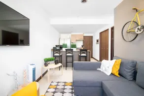 Classy Apartment w/ King Bed Close to Airports - Image 3
