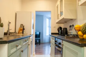 Modern 1-Bed Kempston Apt- Near Hospital - Parking - Image 4
