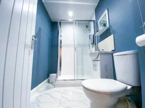 Modern 1-Bed Kempston Apt- Near Hospital - Parking - Image 5