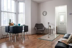 Modern 1-Bed Kempston Apt- Near Hospital - Parking - Image 2