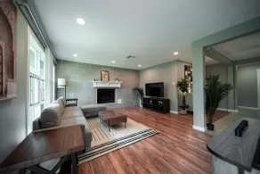 Houston’s 4 bdrs,7 beds,2.5 bath - Image 2