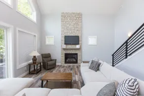 3 BR River-Front Home with Inviting Views - Image 2