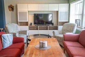 Scenic 5-room apartment with sauna and gym - Image 2