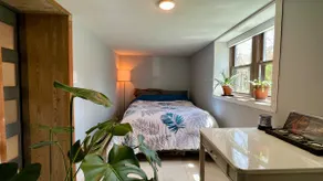Quiet city getaway by beach in fun neighborhood - Image 2