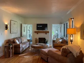 ”The Holiday House” Charming 3 bed 2 bath w/Pool - Image 4