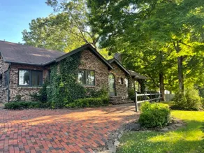 ”The Holiday House” Charming 3 bed 2 bath w/Pool - Image 2