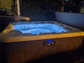 Uptown Girl: Hot Tub, convent center, near US Bank - Image 3
