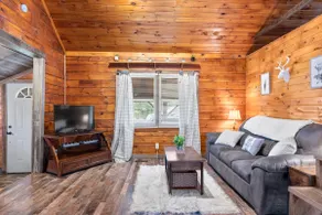 The Madison-Milton Cabin - Image 4