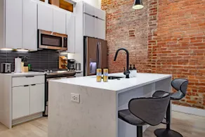 Vibrant 2-BR Luxe Flat Adjacent Eastern Market Wal - Image 4