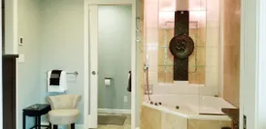 Regal Spa Suite, (3 rms) Spa Bath, Pool & Hot tub - Image 4