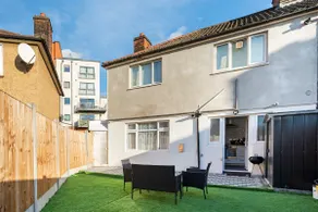 MOYDOM Cosy Apt sleeps 4 with self breakfast & carpark - Image 3