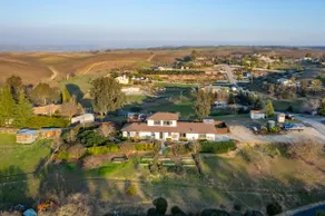 Wine Country Escape- Hot Tub, Vineyard Views & EV - Image 4