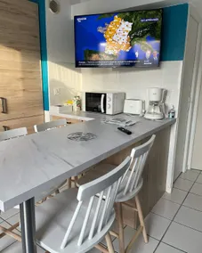 Cozy, well-equipped, refurbished house. - Image 2