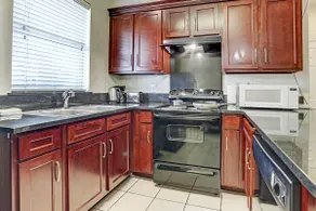 Safe, clean 2 bedroom ground floor suite in Chinatown. Walking distance to supermarkets and restaurants - Image 4