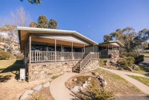 Blue Gum Cottage - Spacious 3BR + Lakeside Views - Image 3
