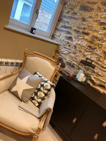 Luxurious Retreat with private parking - Image 4