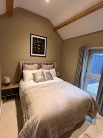Luxurious Retreat with private parking - Image 5