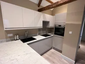 Luxurious Retreat with private parking - Image 3