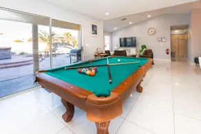 White House: Modern 5BR w Shimmering Pool & Spa - Image 2