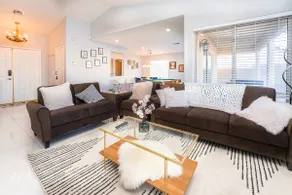 White House: Modern 5BR w Shimmering Pool & Spa - Image 4
