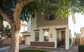 Cozy home in Gilbert with community parks - Image 2