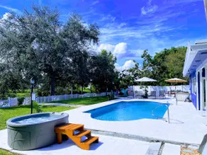 Lakehouse / Large Pool / Hot Tub & Near the Beach - Image 3