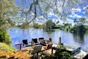 Lakehouse / Large Pool / Hot Tub & Near the Beach - Image 2