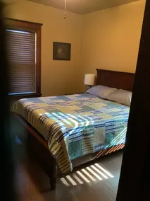 Cute 2 bedroom bungalow near town square - Image 5