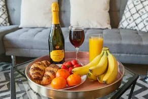 Stylish Apartment • City Centre • Balcony • Free Parking • Self-Check-In • Yoko Property - Image 5