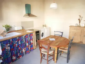 Townhouse with a quiet garden - Image 3