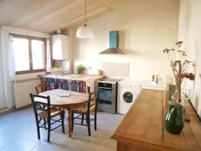 Townhouse with a quiet garden - Image 2
