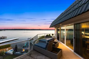 Relaxing 4 bed, 4 bath, + private studio lakefront home on Lake Stevens! - Image 4