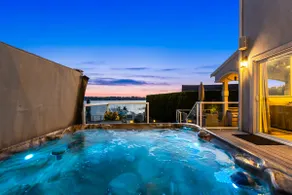 Relaxing 4 bed, 4 bath, + private studio lakefront home on Lake Stevens! - Image 3