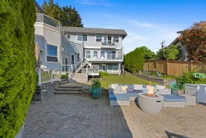 Relaxing 4 bed, 4 bath, + private studio lakefront home on Lake Stevens! - Image 2