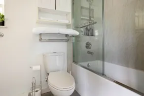 Quiet 1 Bed 1 Living Gig Wifi/AC/Parking/Near YVR - Image 3