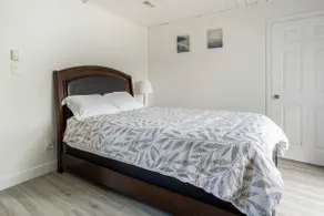 Quiet 1 Bed 1 Living Gig Wifi/AC/Parking/Near YVR - Image 2