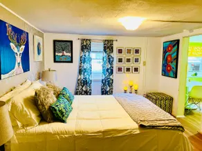 Art lovers dream! Spacious private 2 BR apartment. - Image 2