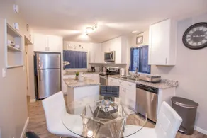 Luxurious Modern Theme Airbnb! Great Location! - Image 4