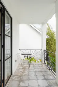 3BR Beachside Designer Villa, Walk to Beach - Image 5