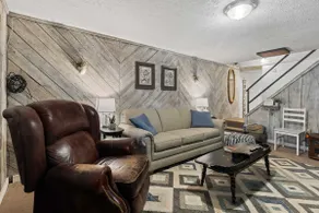 1BR Apt w/office, kitchen, Den, laundry near LU. - Image 2