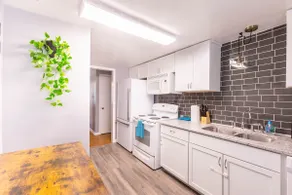 *Must See* Cozy & Clean 2 Bedroom Clintonville Gem - Image 5