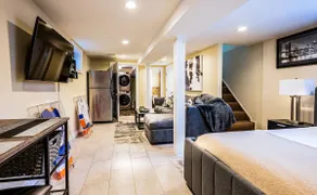 Luxury Studio Suite. Walking distance to UBS Arena - Image 3