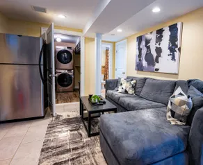 Luxury Studio Suite. Walking distance to UBS Arena - Image 4